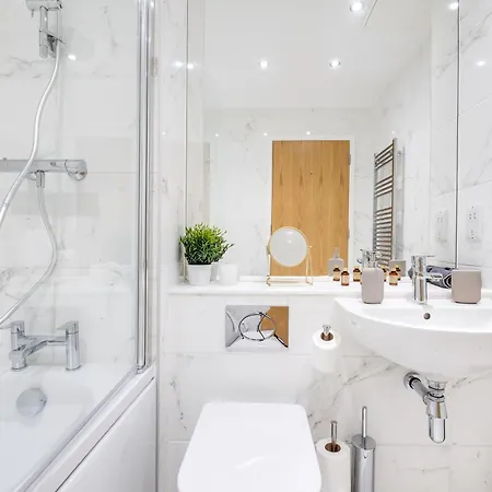 Pluxa Creme Opulence 5 Star Beautiful High End In Centre * Birmingham